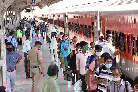 குவாலியர் அருகே பயணிகள் கண்ணெதிரில் இளம்பெண்ணை கூட்டு பலாத்காரம் செய்ய முயற்சி