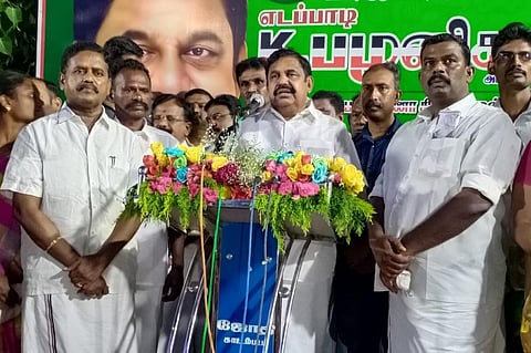 சேலம் அருகே கரிக்காபட்டி கிராமத்தில் அதிமுக கொடியை ஏற்றி வைத்து, பொதுக் கூட்டத்தில் பேசினார் அதிமுக பொதுச் செயலாளர் எடப்பாடி பழனிசாமி
