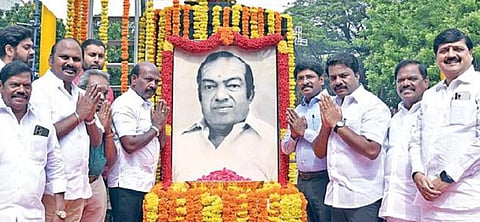 சென்னை தியாகராய நகரில் அமைந்துள்ள கவியரசு கண்ணதாசனின் சிலைக்கு அருகில் தமிழ்நாடு அரசின் சார்பில், வைக்கப்பட்டிருந்த படத்துக்கு அமைச்சர் மா.சுப்பிரமணியன், எம்எல்ஏக்கள் ஜெ.கருணாநிதி, த.வேலு, செய்தி மக்கள் தொடர்புத் துறை இயக்குநர் த.மோகன், பெருநகர சென்னை மாநகராட்சி நிலைக்குழுத் தலைவர் (பணிகள்) நே.சிற்றரசு, கண்ணதாசன் குடும்பத்தினர் மலர் தூவி மரியாதை செலுத்தினர்.