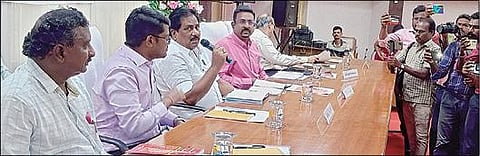 ராமநாதபுரம் ஆட்சியர் அலுவலகத்தில் அமைச்சர் பி.மூர்த்தி தலைமை யில் நடைபெற்ற பதிவுத் துறை சீராய்வுக் கூட்டம். உடன், பத்திரப் பதிவுத்துறை தலைவர் தினேஷ் பொன்ராஜ் ஆலிவர், ஆட்சியர் பி.விஷ்ணு சந்திரன் உள்ளிட்டோர்.