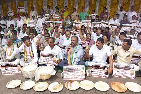 இலவச அரிசி திட்டத்தை செயல்படுத்துவதில் சிக்கல் - கர்நாடகாவின் கோரிக்கையை நிராகரித்தது மத்திய அரசு