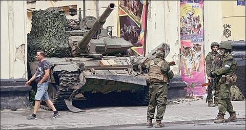 ரஷ்யாவின் ரோஸ்டோவ் நகரின் அருகே ரஷ்ய வீரர்கள் குவிக்கப்பட்டு, முக்கிய சாலைகளில் பீரங்கிகள் ரோந்துப் பணியில் ஈடுபட்டுள்ளன. படம்: பிடிஐ