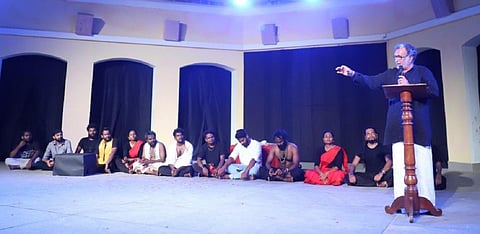 வரலாற்றை குழந்தைகள் மனதில் திணிக்கக்கூடாது: நடிகர் நாசர்