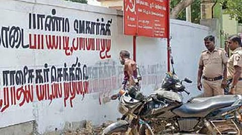 அரசு கட்டிட சுவர்களில் அரசியல் கட்சியினர் விளம்பரம் தாராளம்: தடை செய்யுமா திண்டுக்கல் மாவட்ட நிர்வாகம்?