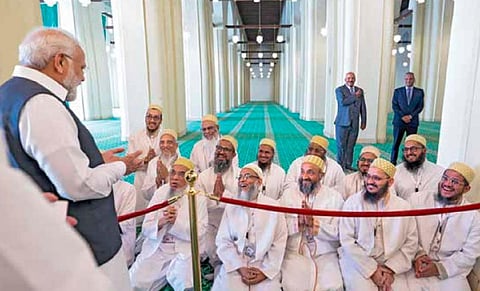 எகிப்து தலைநகர் கெய்ரோவில் அமைந்துள்ள 1,000 ஆண்டுகள் பழமையான மசூதியை பிரதமர் நரேந்திர மோடி நேற்று பார்வையிட்டார்