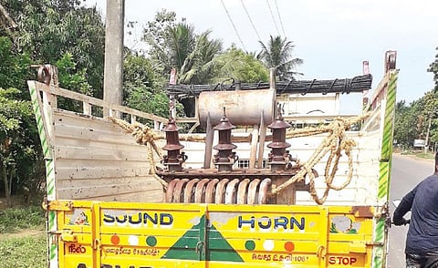 மின் நுகர்வோருக்கு ‘ஷாக்’ தரும் மின்வாரிய ஊழியர்கள் - கூடுதல் பணம் தருவதை நிறுத்த வலியுறுத்தல்