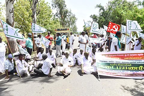 மதுரை அலங்காநல்லூர் தேசிய கூட்டுறவு சர்க்கரை ஆலையை திறந்து அரவையை தொடங்கக்கோரி விவசாயிகள் நடைபயணம் மேற்கொண்டனர். இதற்கு எதிர்ப்பு தெரிவித்த போலீஸாரை கண்டித்து விவசாயிகள் அச்சம்பட்டியில் சாலை மறியலில் ஈடுபட்டனர். | படம்:எஸ்.கிருஷ்ணமூர்த்தி.