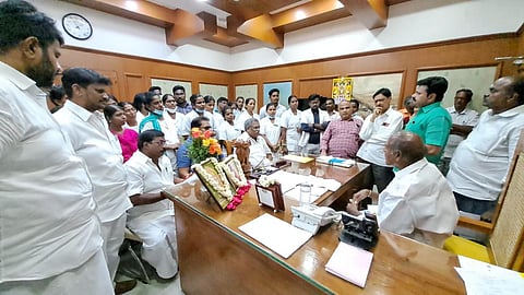 முதல்வர் இருக்கையில் ஏன் அமர்ந்திருக்கிறேன் என எண்ணுகிறேன் - திமுக எம்எல்ஏக்கள் முன்பாக முதல்வர் ரங்கசாமி வேதனை