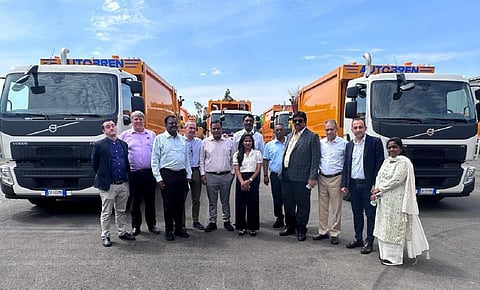 வெளி நாட்டில் திடக்கழிவு மேலாண்மை பணிகளை ஆய்வு செய்த மாநகராட்சி மேயர் ஆர்.பிரியா, துணை மேயர் மு.மகேஷ்குமார் மற்றும் மாநகராட்சி அதிகாரிகள்.