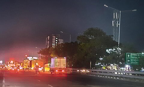 இருள் சூழ்ந்து காணப்படும் ஜிஎஸ்டி சாலை. படம் எம்.முத்து கணேஷ்