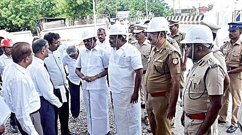 புழல் பெண்கள் தனி சிறை அருகே நடந்து வரும் ஃப்ரீடம் பெட்ரோல்
விற்பனை நிலைய கட்டுமான பணியை நேற்று சட்டத்துறை அமைச்சர் ரகுபதி நேரில் பார்வையிட்டு, ஆய்வு செய்தார். உடன், சிறைகள், சீர்திருத்தப் பணிகள் துறை தலைமை இயக்குநர் அமரேஷ் புஜாரி உள்ளிட்டோர்.