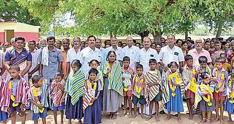 அரசு தொடக்கப் பள்ளிக்குச் செல்லும் மாணவ, மாணவிகளுக்கு துண்டு, மாலை அணிவித்து அனுப்பி வைத்த கிராம மக்கள்.
