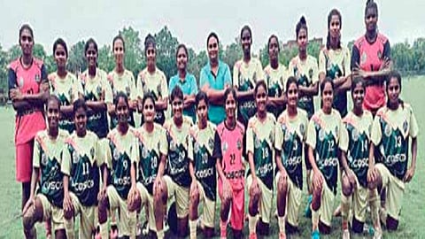 தமிழக சீனியர் மகளிர் கால்பந்து அணியினர்.