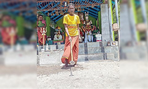 பக்தர்கள் காணிக்கையாக வீசிச் சென்ற எறிகாசுகளை சேகரிக்கும் ஊழியர்