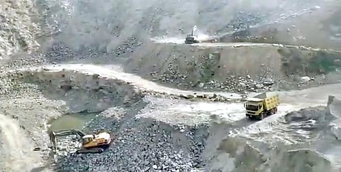 கன்னியாகுமரி மாவட்டத்தில் மேற்குத் தொடர்ச்சி மலையின் ஒரு பகுதியான சித்திரங்கோட்டில் உள்ள குவாரியில் பல அடி ஆழத்துக்கு மலையை குடைந்து கனரக இயந்திரங்களால் கற்கள் வெட்டி எடுக்கப்படுகிறது.