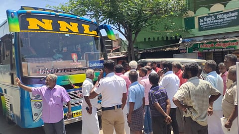 திருப்பத்தூர் அண்ணாசிலை அருகே தனியார் பேருந்தை முற்றுகையிட்டு போராட்டம் நடத்திய பொதுமக்கள்.