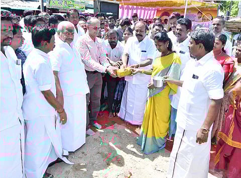 மானாமதுரை சோனையா கோயில் அருகே ரூ.9.97 கோடியில் சுத்திகரிப்பு நிலையம் அமைப்பதற்கான பூமிபூஜையில் பங்கேற்ற அமைச்சர் கே.ஆர்.பெரியகருப்பன். உடன் எம்எல்ஏ தமிழரசி, நகராட்சித் தலைவர் மாரியப்பன் கென்னடி.