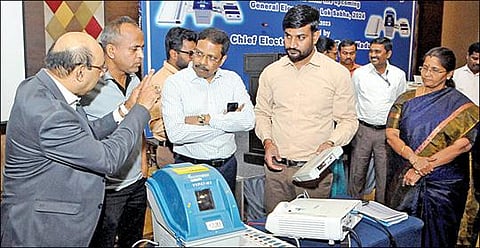 மின்னணு வாக்குப்பதிவு இயந்திரங்கள், விவிபேட் கருவிகளை ஆய்வு செய்வது தொடர்பாக மாவட்டத் தேர்தல் அதிகாரிகளுக்கான பயிற்சி கருத்தரங்கை தமிழக தலைமைத் தேர்தல் அதிகாரி சத்யபிரத சாஹு சென்னையில் நேற்று தொடங்கி வைத்தார். படம்: ம.பிரபு