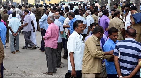 ஓய்வு பெற்ற மாதம், குடும்ப ஓய்வூதியம் தொடங்கப்பட்ட மாதம் தெரியாத நிலையில் விருப்பமான மாதத்தில் இந்த ஆண்டுக்கான நேர்காணலில் பங்கேற்கலாம்.