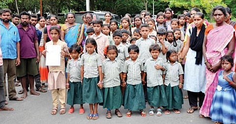 தேன்கனிக்கோட்டை அருகே கெட்டூர் கிராமத்திலிருந்து பொம்மதாதனூருக்கு பேருந்து இயக்கக் கோரி, கிருஷ்ணகிரி ஆட்சியர் அலுவலகத்தில் மனு அளிக்க மாணவ, மாணவிகளுடன் திரளாக வந்த கிராம மக்கள்.