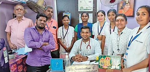 மருத்துவக் குழுவினருடன் மருத்துவர் சுவாமிநாதன்.