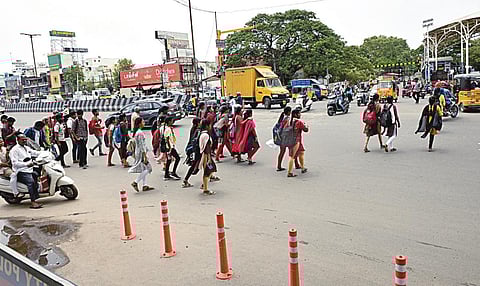 குரோம்பேட்டையில் தனியார் துணிக்கடை அருகில் எவ்வித பாதுகாப்பும் இல்லாத வகையில் சாலையை கடக்கும் பொதுமக்கள்.படங்கள்: எம். முத்துகணேஷ்.