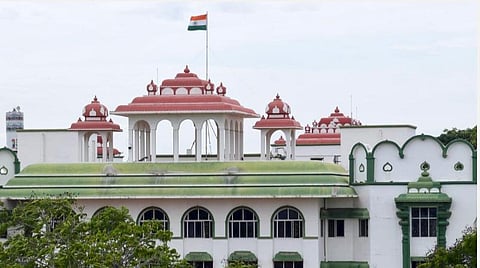 பொய் வழக்கு புகார் தொடர்பாக ஆய்வாளர், எஸ்.ஐ.க்கள் மீது நடவடிக்கை: உயர் நீதிமன்றம் உத்தரவு
