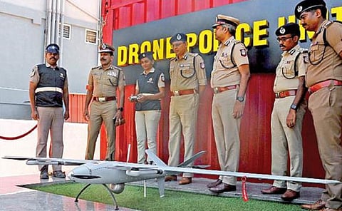 சென்னை காவல் துறையில் புதிதாக ‘ட்ரோன் சிறப்பு படை’ உருவாக்கப்பட்டுள்ளது. அடையாறு, அருணாசலபுரம், முத்து லட்சுமி பார்க் அருகே இதற்காக தனிப் பிரிவு அலுவலகம் தொடங்கப்பட்டுள்ளது. இந்த ட்ரோன் பிரிவை சென்னை காவல் ஆணையர் சங்கர் ஜிவால் முன்னிலையில் டிஜிபி சைலேந்திரபாபு நேற்று காலை தொடங்கி வைத்தார். நிகழ்ச்சியில் கூடுதல் காவல் ஆணையர்கள் பிரேம் ஆனந்த் சின்ஹா (தெற்கு), லோகநாதன் (தலைமையிடம்), இணை ஆணையர் சிபி சக்கரவர்த்தி (தெற்கு மண்டலம்), அடையாறு துணை ஆணையர் மகேந்திரன் உட்பட பலர் கலந்து கொண்டனர்.படங்கள்: ம.பிரபு