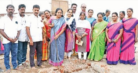 கோவை ஒக்கிலியர் காலனி பள்ளி வளாகத்தில் அங்கன்வாடி மையம் கட்டும் பணிக்கான பூமி பூஜையை நேற்று தொடங்கி வைத்த எம்எல்ஏ வானதி சீனிவாசன். படம்:ஜெ.மனோகரன்