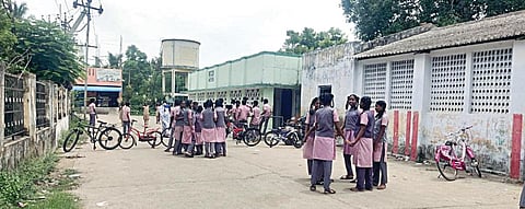 திருக்காலிமேடு அரசு உயர்நிலைப் பள்ளியையொட்டி உள்ள சாலையில் தடுப்புகள்
அமைத்து உடற்பயிற்சி வகுப்பு மேற்கொள்ளப்படுகிறது.