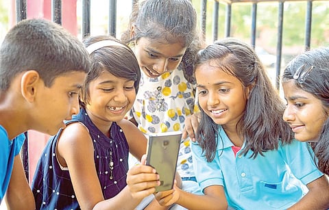 மாய வலையில் மாணவ சமுதாயம்