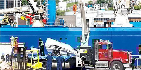 டைட்டன் நீர்மூழ்கியின் பாகங்கள் அமெரிக்க கடலோரக் காவல்படை கப்பலில் நேற்று கொண்டு செல்லப்பட்டன.