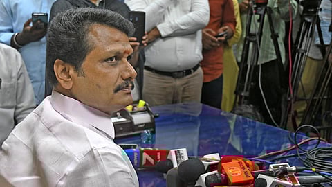 அமைச்சர் பதவியில் இருந்து செந்தில் பாலாஜியை நீக்கியதை நிறுத்திவைத்தார் ஆளுநர் ஆர்.என். ரவி