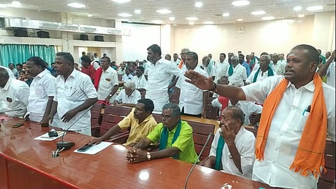 சிவகங்கை மாவட்ட ஆட்சியர் அலுவலகத்தில் விவசாயிகள் குறைதீர்க் கூட்டத்துக்கு தாமதமாக வந்த அதிகாரிகளிடம் வாக்குவாதம் செய்த விவசாயிகள்.