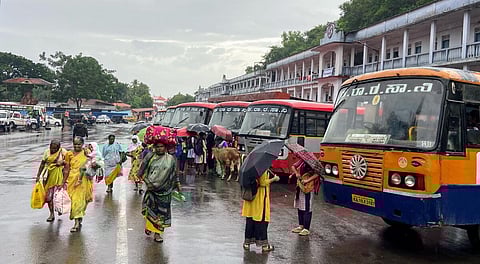 பேருந்தில் மகளிர் இலவசமாக செல்லும் திட்டத்தால் பெங்களூரு வாடகை வாகன ஓட்டுநர்கள் பாதிப்பு
