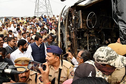 மகாராஷ்டிரா முதல்வர் ஏக்நாத் ஷிண்டே, துணை முதல்வர் தேவிந்திர பட்னாவிஸ் ஆகியோர் பேருந்து விபத்து நடந்த இடத்தில் நேரில் ஆய்வு செய்தனர்.