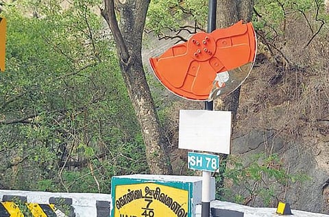 சுற்றுலா பயணிகளின் ‘சேட்டை’யால் குவிக்கண்ணாடிகள் சேதம் - வால்பாறை மலைப்பாதையில் விபத்து அபாயம்