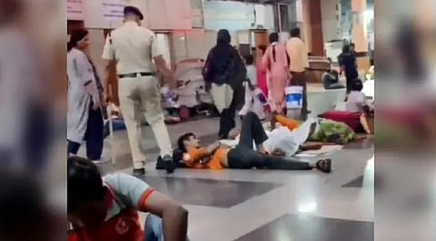 RIP Humanity | பயணிகள் மீது தண்ணீர் ஊற்றிய காவலர்... வருத்தம் தெரிவித்த ரயில்வே அதிகாரி!