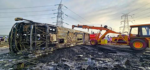 மகாராஷ்டிராவின் புல்தானா மாவட்டத்தில் நடந்த விபத்தில், டீசல் டேங்க் வெடித்ததால் தீப்பிடித்த பேருந்து உருக்குலைந்து கிடக்கிறது. அதை அங்கிருந்து அப்புறப்படுத்தும் பணி நடைபெறுகிறது.படம்: பிடிஐ