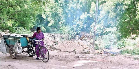 வேலூர் சத்துவாச்சாரி பேஸ்-1 பகுதியில் குடியிருப்புகளுக்கு அருகே குப்பைக்கு தீ வைக்கப்பட்டுள்ளது.படங்கள் : வி.எம்.மணிநாதன்.