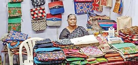 சுற்றுச்சூழலுக்கு மாசில்லா சணல் பைகள் - மதுரை மகளிர் குழுவினர் அசத்தல்