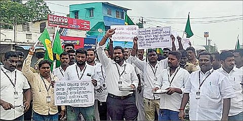 பூந்தமல்லி அருகே ஆவடி போக்குவரத்து புலனாய்வுப் பிரிவு போலீ ஸாருக்கு எதிராக பிச்சை எடுக்கும் போராட்டத்தில் ஈடுபட்ட கார் ஓட்டுநர்கள்.