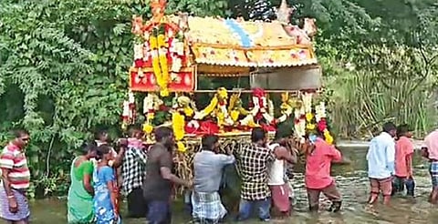 மத்தூர் அருகே எம்ஜிஆர் சேக்கிழம்பட்டி கிராமத்தில் மயானத்துக்குப் பாதை வசதி இல்லாததால், இறந்தவரின், உடலை ஆற்று நீரில் இறங்கி சுமந்து சென்ற கிராம மக்கள்.