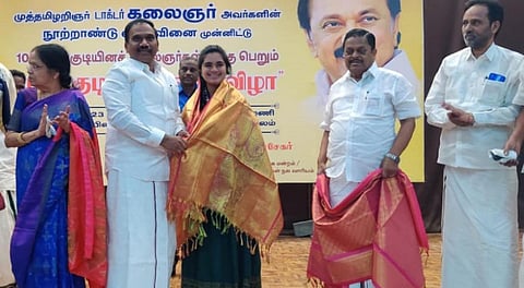 நீட் தேர்வில் வென்ற தோடர் பழங்குடியின மாணவிக்கு அமைச்சர், எம்.பி. பாராட்டு