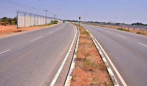 மதுரை எய்ம்ஸ் மருத்துவமனைக்காக தேர்வு செய்யப்பட்ட இடத்துக்குச் செல்வதற்காக அமைக்கப்பட்டுள்ள தார் சாலை. | படம்: நா. தங்கரத்தினம்