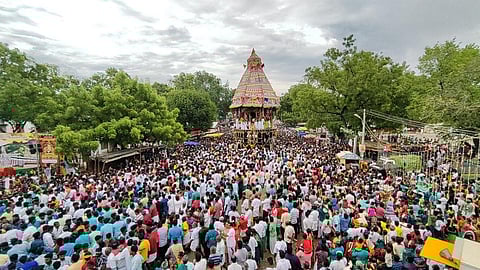 சிங்கம்புணரி சேவுகபெருமாள் அய்யனார் கோயில் தேரோட்டத்தில் பங்கேற்ற பக்தர்கள்.
:::