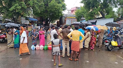 ராஜபாளையம் | குடிநீர் வழங்காததைக் கண்டித்து கொட்டும் மழையில் பெண்கள் சாலை மறியல்