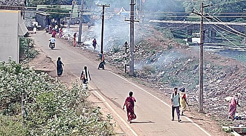 சோழவரம் ஏரியிலிருந்து, புழல் ஏரிக்கு செல்லும் கால்வாய் கரையோரம் கொட்டபட்டுள்ள குப்பையை எரிக்கும் பணியில் ஊராட்சி நிர்வாகம் ஈடுபட்டுள்ளது.