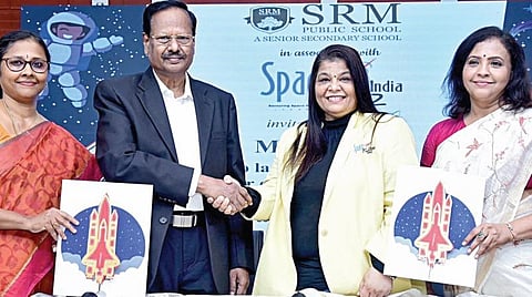 ஸ்பேஸ் கிட்ஸ் இந்தியா நிறுவனம் சென்னை எஸ்ஆர்எம் பப்ளிக் பள்ளி மாணவர்களுக்கு செயற்கைக்கோள் வடிவமைப்பு பயிற்சி அளிக்க உள்ளது. இதற்கான புரிந்துணர்வு ஒப்பந்தத்தை அப்பள்ளியின் தாளாளர் எம்.சுப்ரமணியன், ஸ்பேஸ் கிட்ஸ் இந்தியா நிறுவனர் ஸ்ரீமதி கேசன் ஆகியோர் பரிமாறிக்கொண்டனர். அருகில் பள்ளியின் ஆலோசகர் ஆர்.மாலதி, முதல்வர் எஸ்.புவனேஸ்வரி உள்ளனர்.