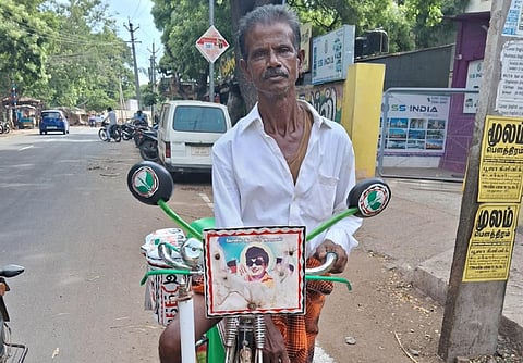 எம்ஜிஆர், ஜெயலலிதா படங்களுடன் 35 ஆண்டுகளாக சைக்கிளில் சுற்றும் தொண்டர்!